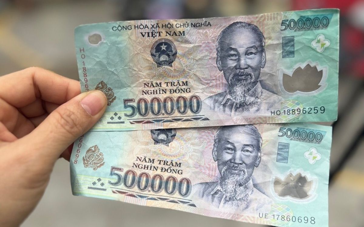Nhân viên giao dịch sẽ kiểm tra tình trạng tiền trước khi đổi 