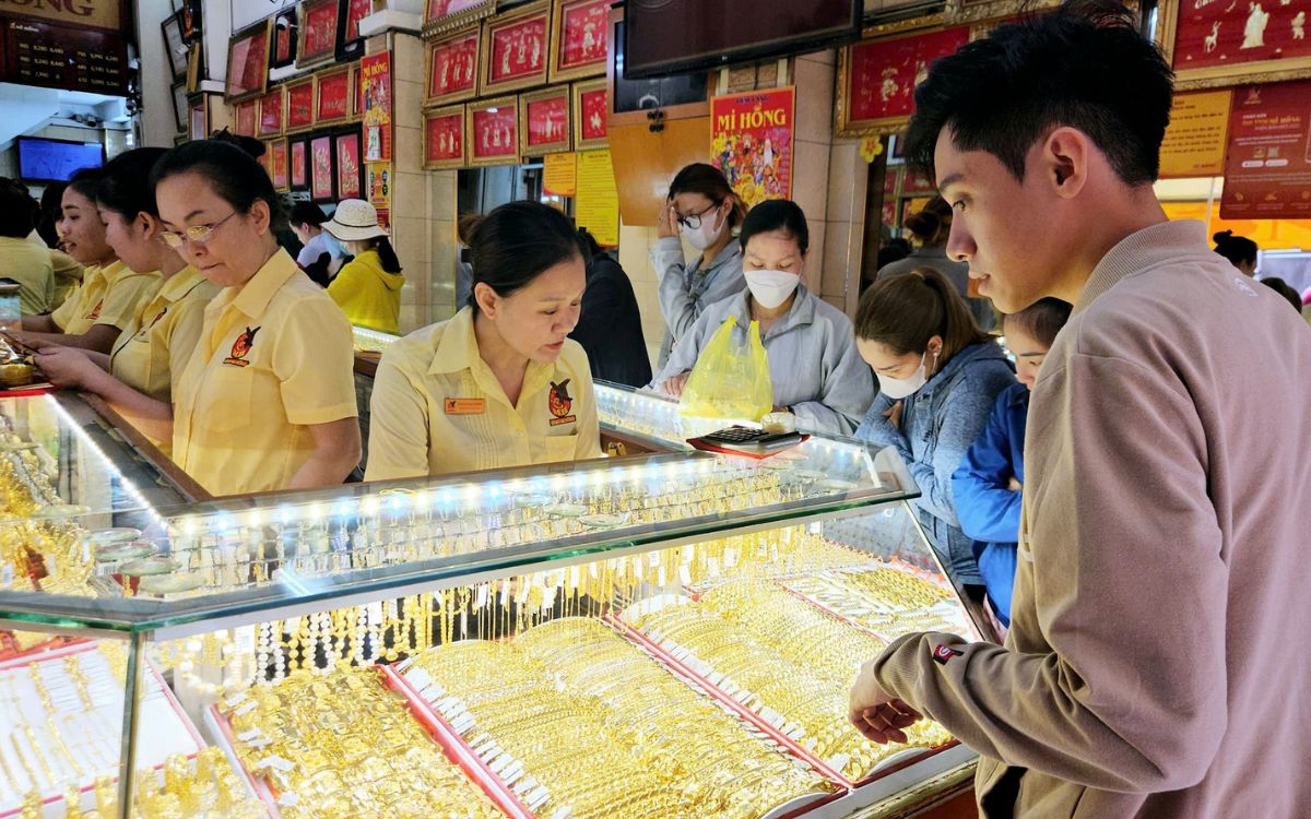 Một số tiệm vàng chấp nhận đổi tiền đô rách nếu đủ điều kiện