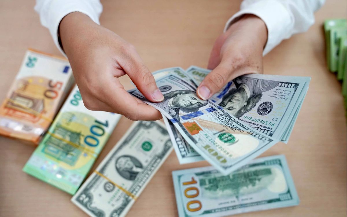 Bạn có thể nhận tiền đô mới ngay sau khi đổi nếu tờ tiền rách đủ điều kiện
