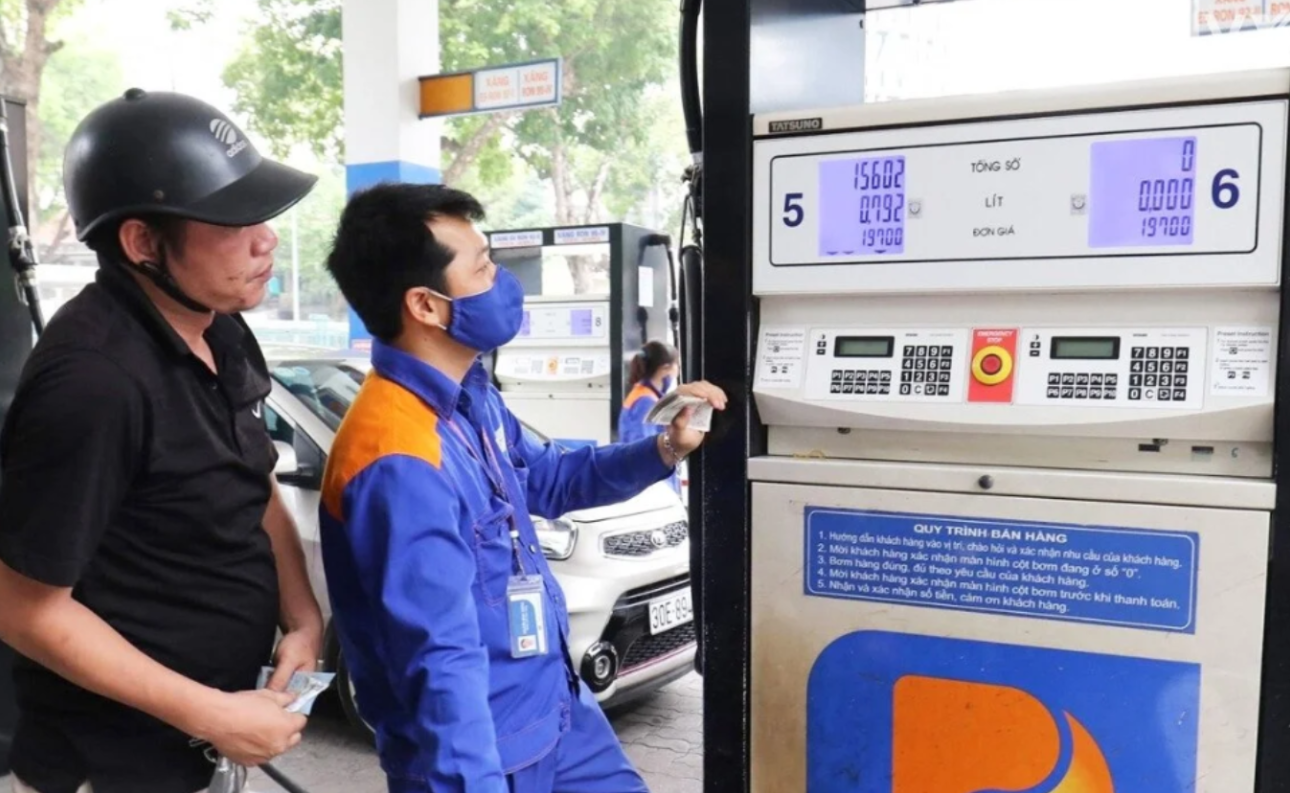 Bạn hoàn toàn có thể thương lượng dùng tiền rách đổ xăng với nhân viên cây xăng
