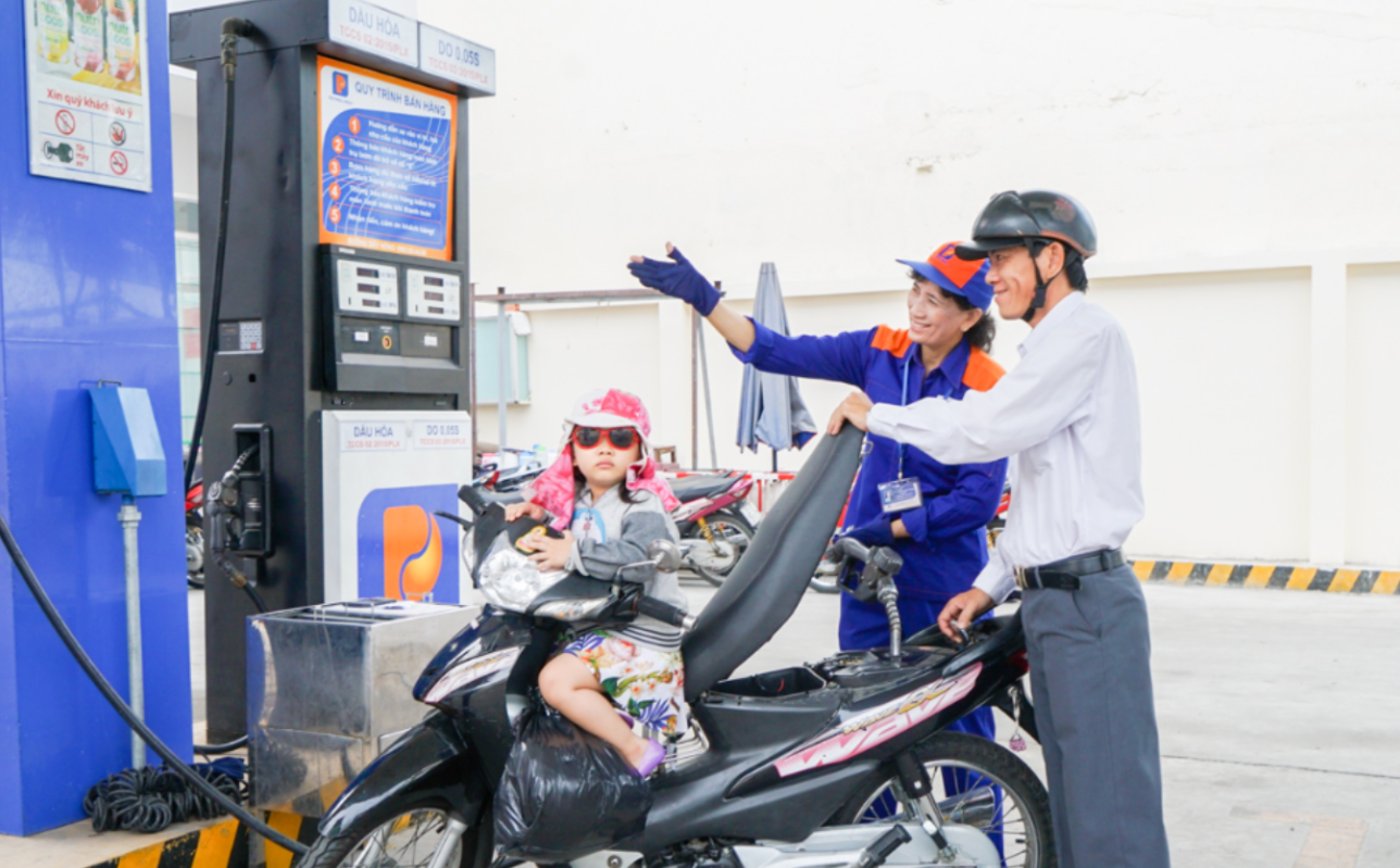 Trình bày nhu cầu đổi tiền một cách hòa nhã với nhân viên cây xăng