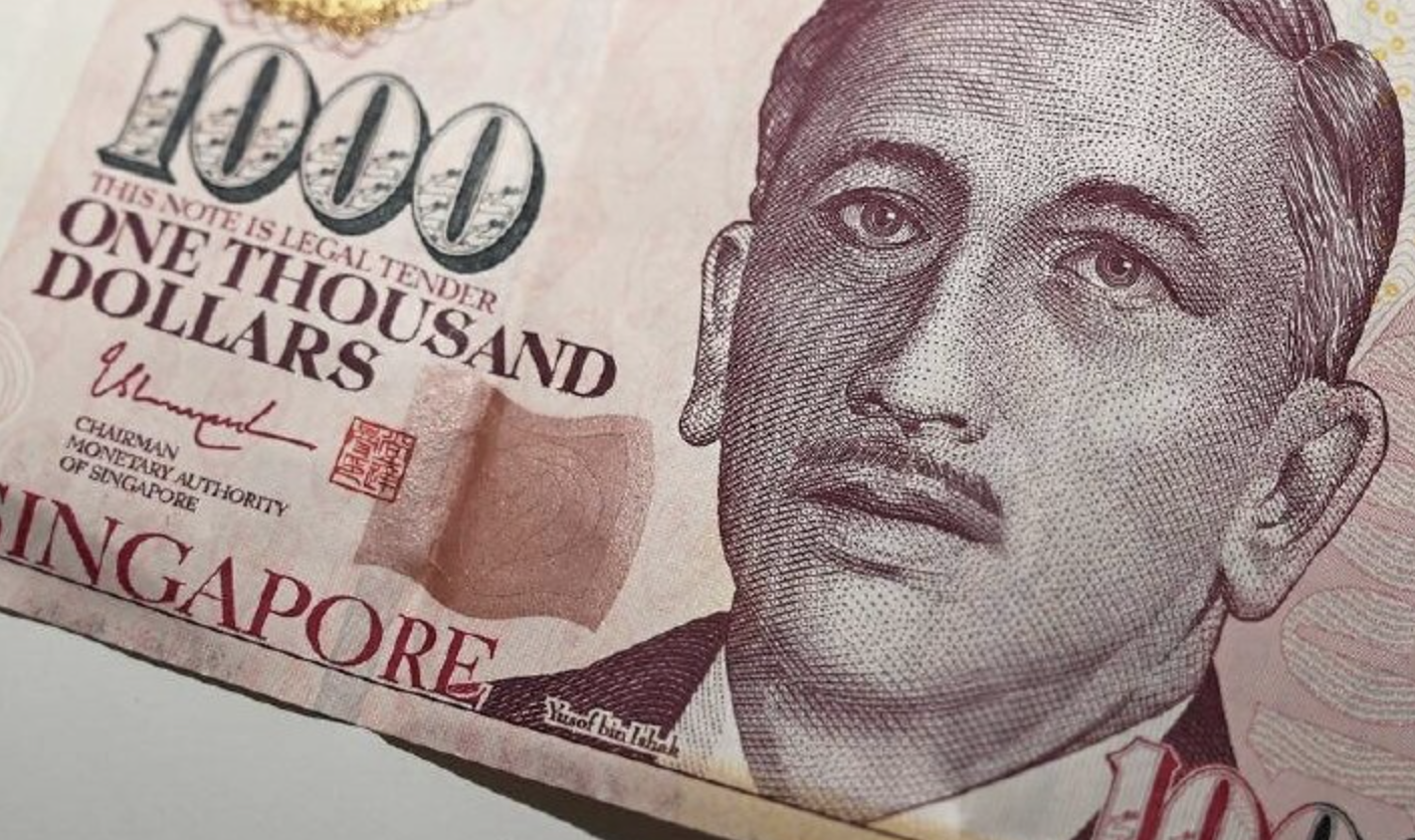 Giao dịch đổi tiền đô Sing ở ngân hàng tại TPHCM